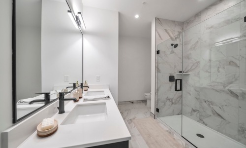Spacious bathrooms with everything you need Large bathroom with a spacious vanity